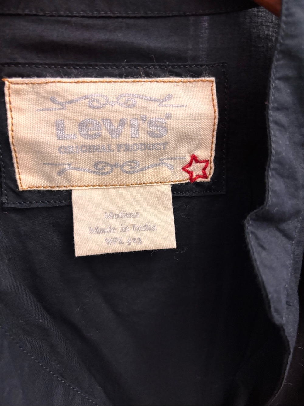 Levi’s Classic Black Button-Front Short Sleeve Blouse - Picture 4 of 9